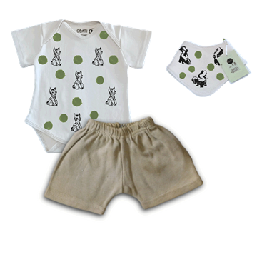 Combo con body estampado con gatos monteses, short y babero