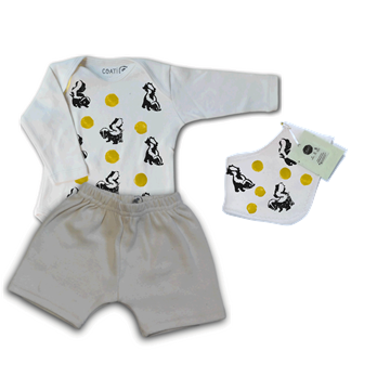Combo con body estampado con zorrinos, short y babero
