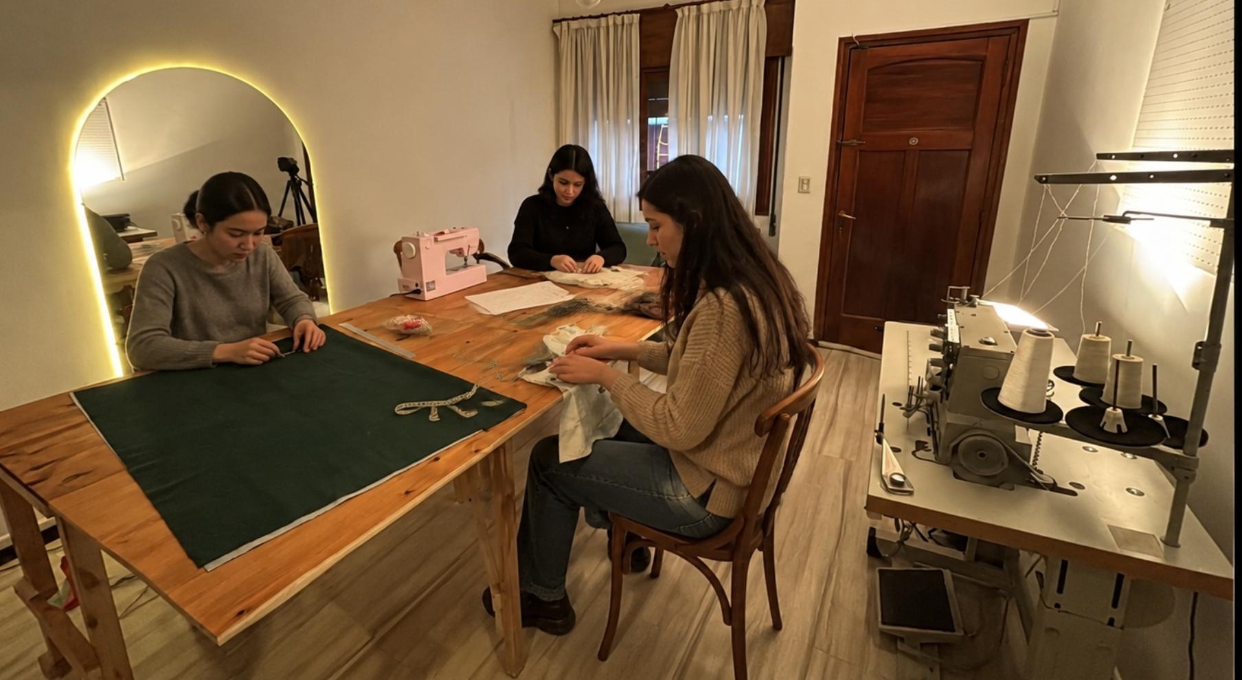Taller de costura — alumnas trabajando en el espacio de Tami