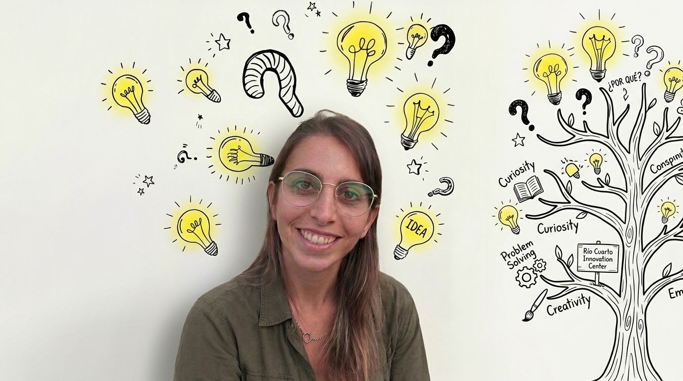 Tami sonriendo, rodeada de lamparitas y signos de pregunta dibujados