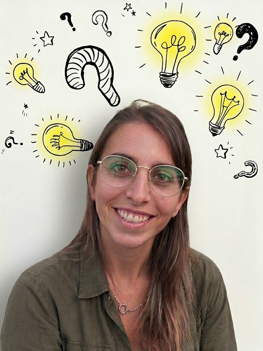 Tami sonriendo, rodeada de lamparitas y signos de pregunta dibujados